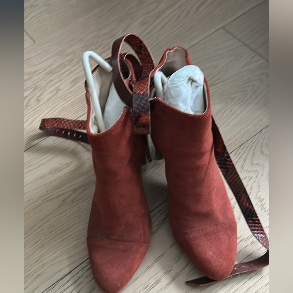 Zara woman 
Size 36
Red velvet color
Like new (worn prob once or twice)